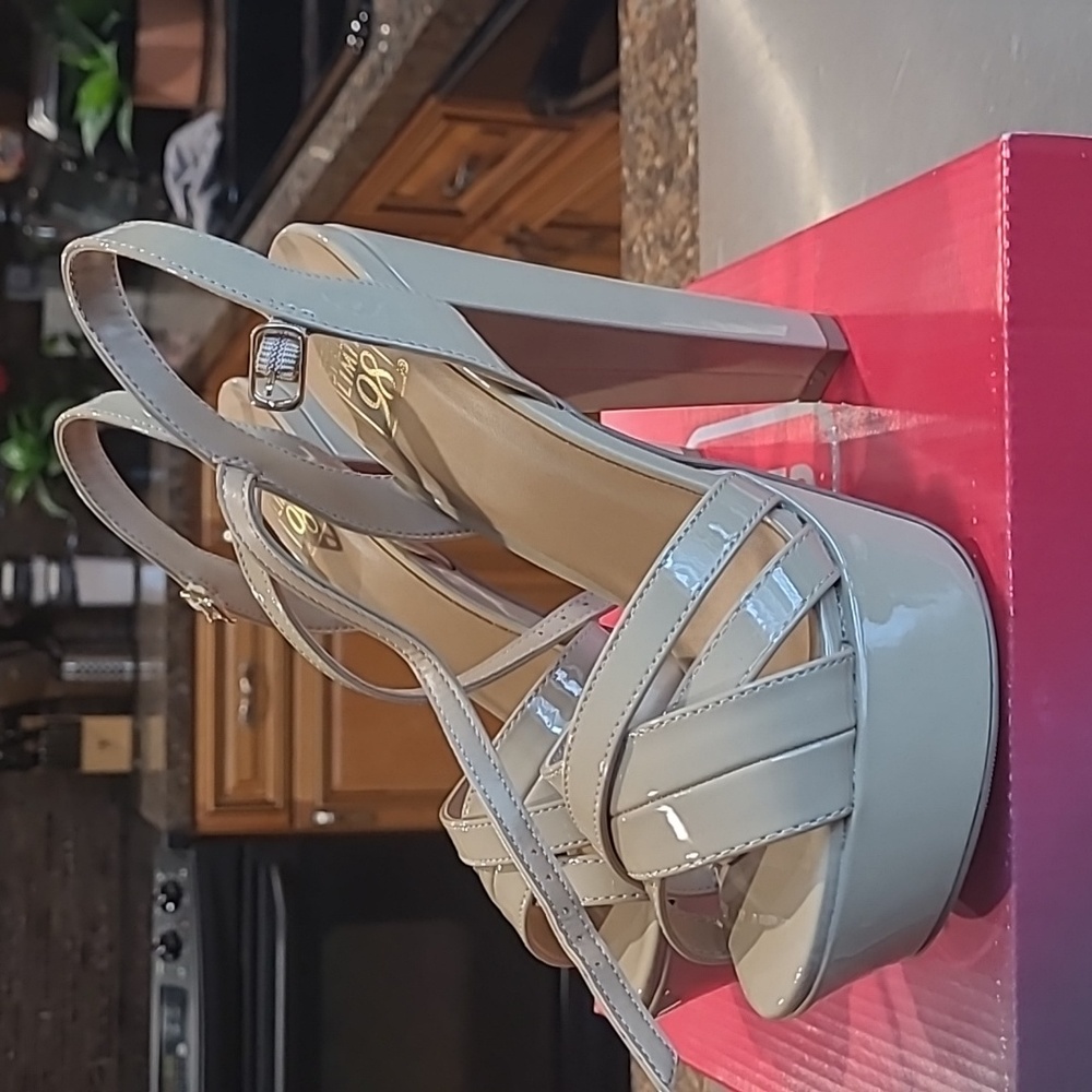 Speed Limit 98 Tan Heels Size 7